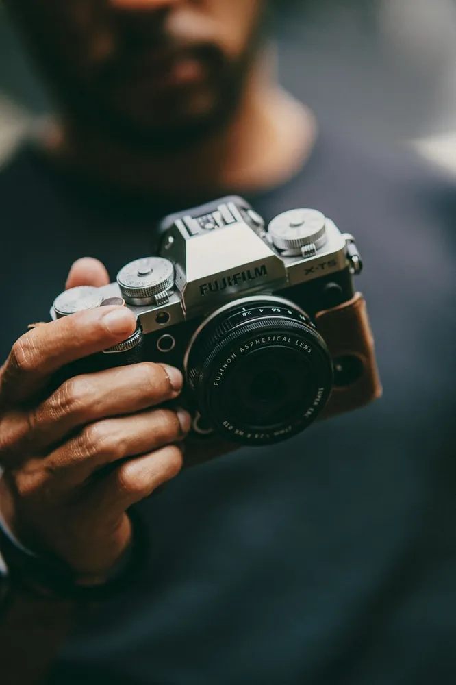 Câmera Fujifilm segurada na mão