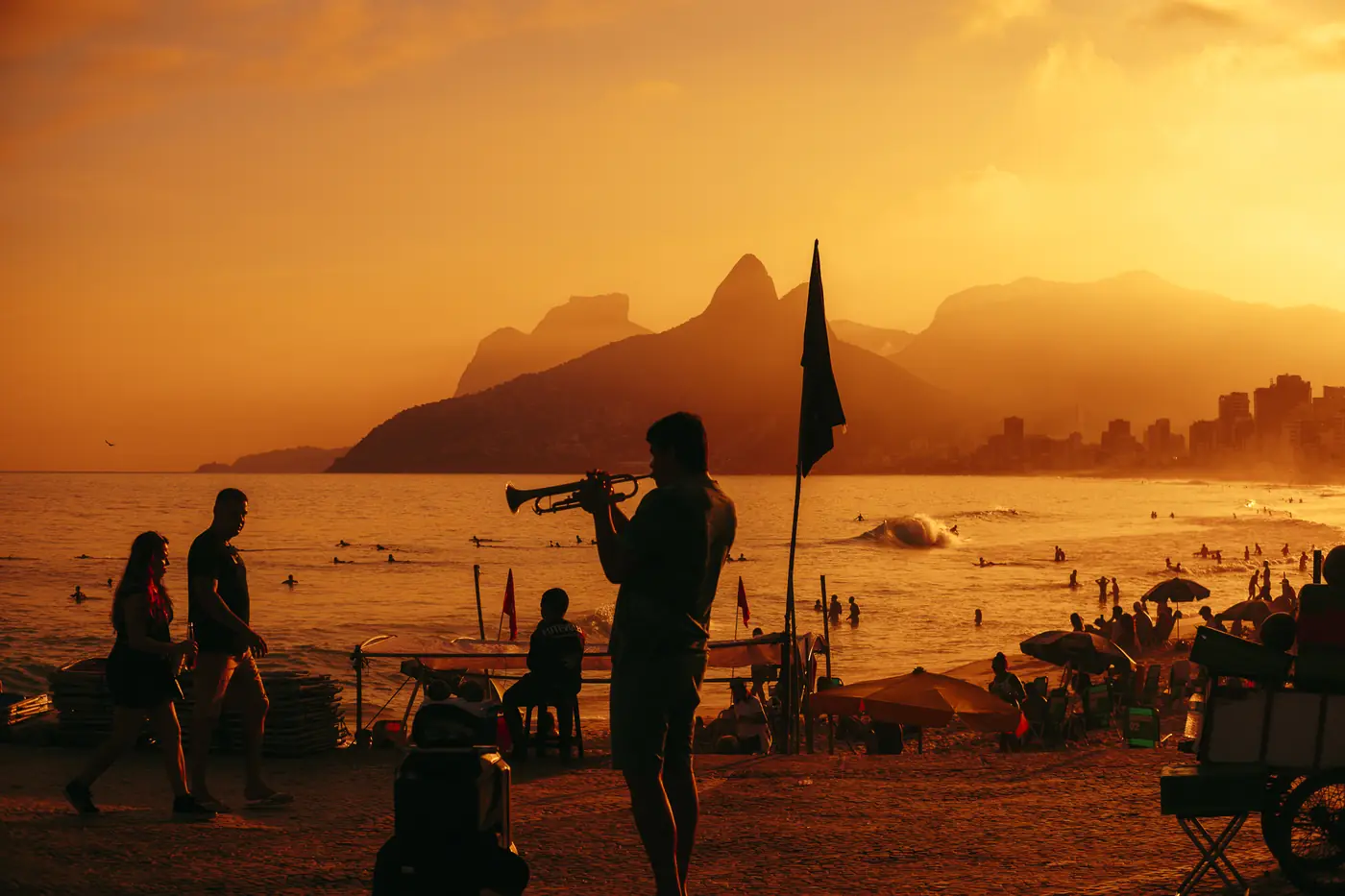 Trompetista em silhueta no pôr do sol do Arpoador