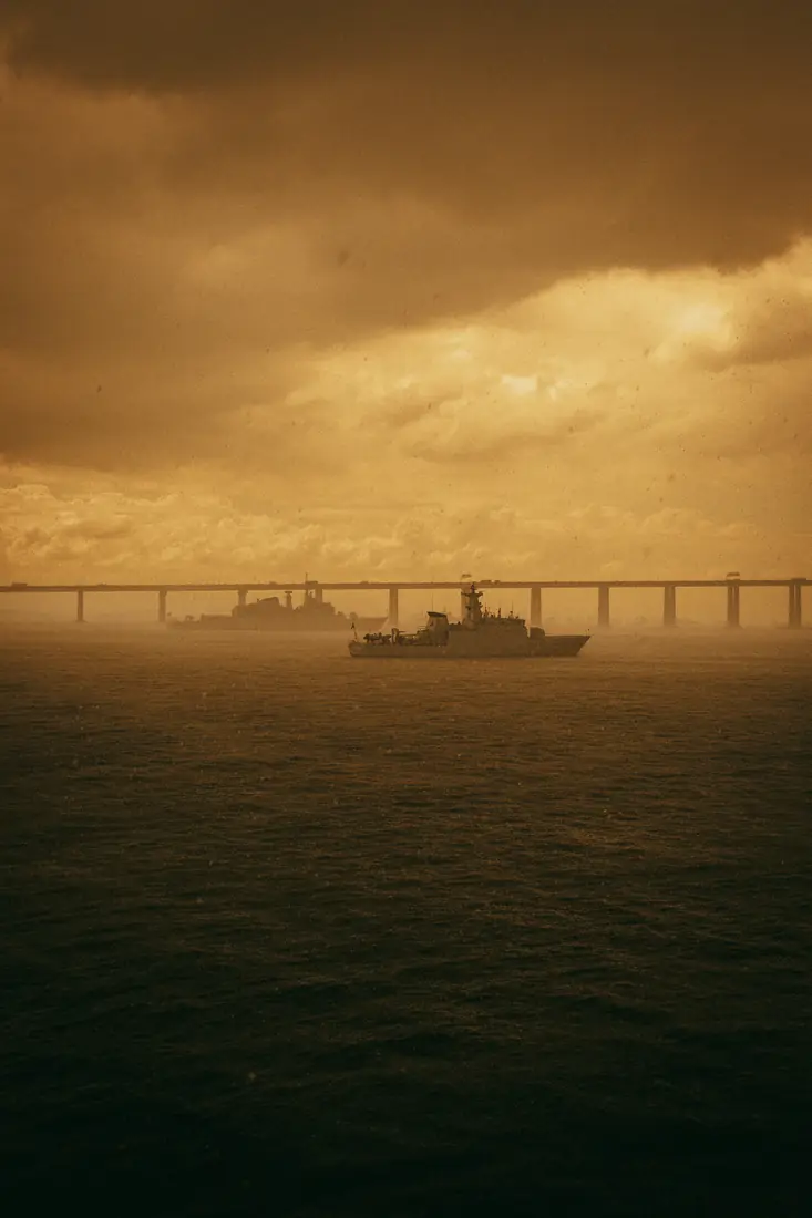 Navios ao entardecer com atmosfera cinematográfica alaranjada