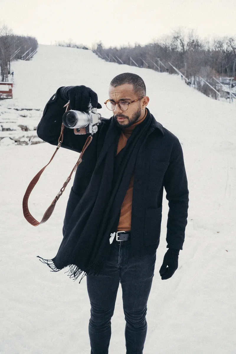 Marcos Prado fotografando com uma Fujifilm em paisagem de neve