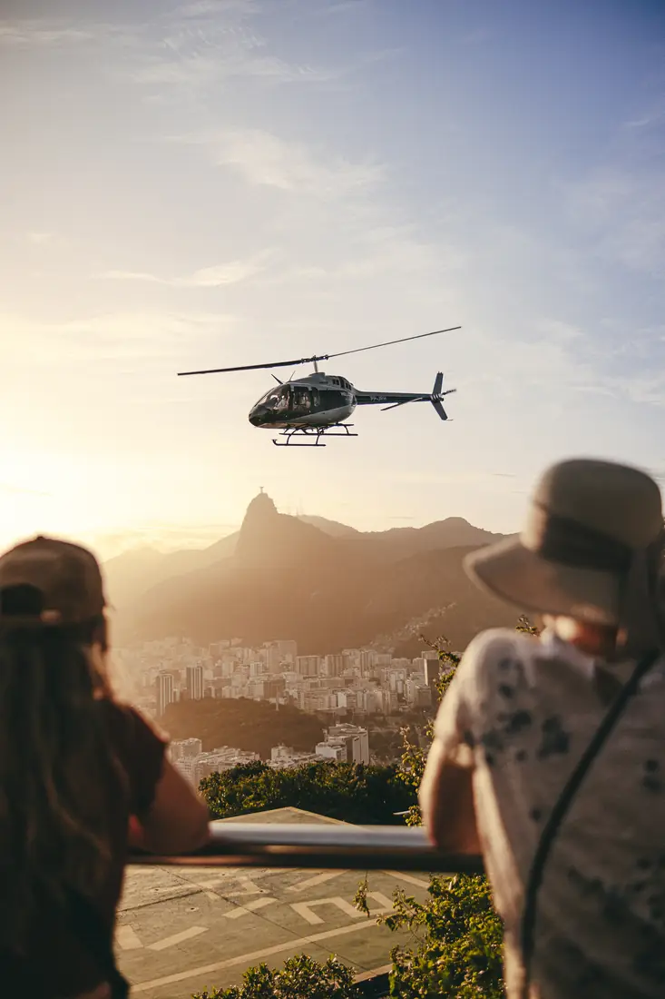 Helicóptero sobrevoando o Rio de Janeiro ao entardecer